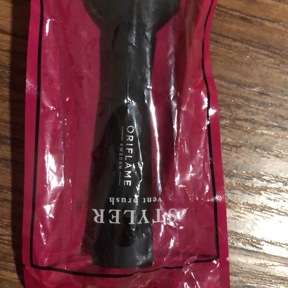 Oriflame Sweden Styler bend brush brand new in original package - Picture 3 of 4